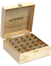Holzbox mit eingraviertem dōTERRA-Logo